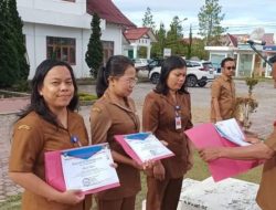 Lampaui Target Nasional, Pegawai Disdukcapil Humbahas Terima Penghargaan