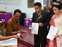 Kepala Disdukcapil Humbahas Serahkan Dokumen Kependudukan Kepada Pasangan Pengantin Baru
