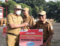 Tri Adhianto Serahkan Alat Rekam Cetak Adminduk Tahap 2 Kota Bekasi