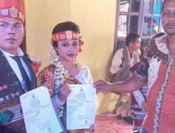 Disdukcapil Humbahas Serahkan Akta Perkawinan Bentuk PDF ke Pakkat