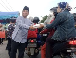 Berkah Ramadan, Disperkimtan Kabupaten Bekasi Bagikan Takjil kepada Pengguna Jalan