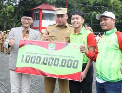 Plt Wali Kota Bekasi Serahkan Bonus Atlet Peraih Medali Porprov XIV Jabar 2022
