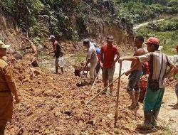 Kades Pusuk II Pimpin Gotong Royong Perbaiki Jalan Rusak Akibat Longsor