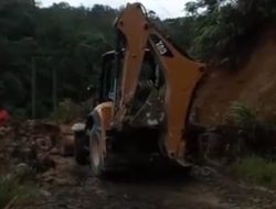 BPBD Humbahas Perbaiki Jalan Longsor di Tarabintang