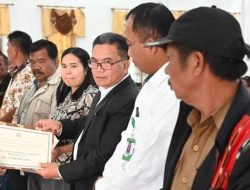 Pemkab Humbahas Serahkan Hibah Keagamaan dan Alsintan