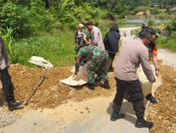 Forkopimcam Parlilitan Bersama Masyarakat Gotong Royong Perbaiki Jalan Rusak