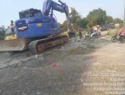 Warga Sukamahi Pasir Kupang Mengais Rejeki Lewat Pekerjaan Jalan DSDABMBK Kabupaten Bekasi
