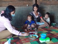Bidan Desa Nagasaribu I Berikan Makanan Tambahan ke Anak  Stunting