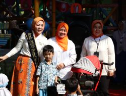 Kunjungan, Ibu Cinta dan Ria Sabaria Semangati Anak-Anak dan Guru PAUD Al-Muslim