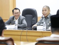 Pj Bupati Bekasi Hadiri Penandatanganan Berita Acara Serah Terima Bankeu Parpol