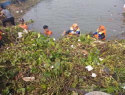 Antisipasi Kekeringan, Pasukan Amfibi DLH Kabupaten Bekasi Bersihkan Sampah dari Aliran Sungai