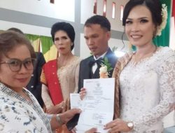 Disdukcapil Humbahas Serahkan Akta Perkawinan kepada Pengantin Pasangan Baru