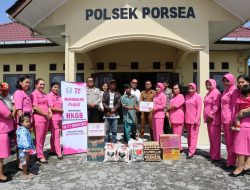 Peringatan HKGB ke-71, Ketua Bhayangkari Toba Serahkan Bansos kepada Warga