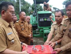 Bupati Toba Serahkan Traktor Besar Mengolah Lahan Tidur untuk 6 Kecamatan