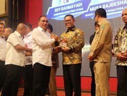 Raih WTP 7 Kali Berturut-turut, Bupati Toba Terima Penghargaan dari Gubernur Sumut