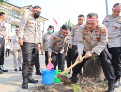Lestarikan Negeri, Kapolres Matro Bekasi Kota Tanam Pohon di Mapolsek Bekasi Utara