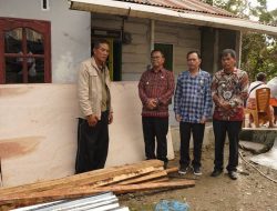 Rumah Kades Jangga Dolok Terbakar, Bupati Toba Serahkan Bantuan