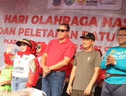 Peringatan HAORNAS 2023, Tri Adhianto Berikan Penghargaan kepada Mantan Ketua KONI Kota Bekasi