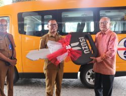Pemkab Toba Terima Bus Sekolah dari PT Growth Steel Group
