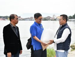 Umat Katolik Rawat Ekosistem Danau Toba dengan Menabur Benih Ikan Mas