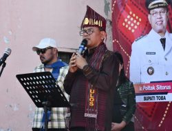 Bupati Toba: Ulos Identitas Budaya Batak Diciptakan Berdasarkan Keahlian Nenek Moyang