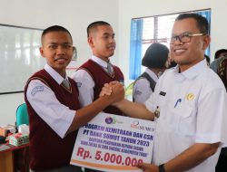 Bupati Toba Serahkan Dana Beasiswa di SMP Negeri 3 Tambunan