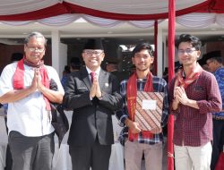 Pemkab Toba Beri Piagam Penghargaan Kepada 14 Pemuda Penggerak Pembangunan Desa