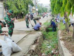 Koramil 04/Jatiasih Bersama Warga Laksanakan Karya Bakti Pembersihan Saluran Air