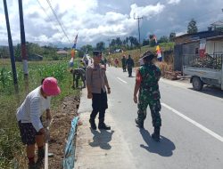 Peringati Hari Juang Infanteri TNI AD ke 75, Polsek Laguboti Gotong-royong Bersihkan Saluran Air