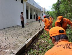 Jelang Pemilu 2024, UPTD V Dinas Lingkungan Hidup Bersihkan Area Gedung KPU Kabupaten Bekasi