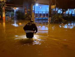 Petugas BPBD Kota Bekasi Kerahkan Perahu Bantu Warga Tergenang Banjir