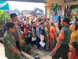 Babinsa dan Bhabinkamtibmas Dampingi Penyaluran Beras ke Warga Bojong Menteng
