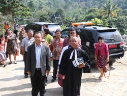 Spontan, Bupati Toba Bantu Pembangunan TPT Gereja yang Longsor