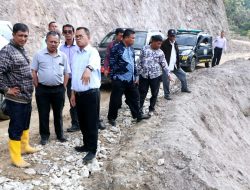Bupati Toba Tinjau Perbaikan Jalan di Daerah Terpencil