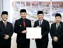 Bey Machmudin Serahkan SK Perpanjangan Pj Bupati Bekasi kepada Dani Ramdan