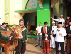 Pj Wali Kota Bekasi Shalat Idul Adha Sekaligus Serahkan Hewan Qurban