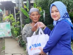 BRI Kantor Cabang Bekasi Siliwangi Salurkan Paket Sembako kepada Warga Sekitar