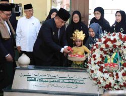 Pj Bupati Bekasi Dedy Supriyadi Bersama Forkopimda Dzikir dan Tabur Bunga di Makam KH. Noer Alie