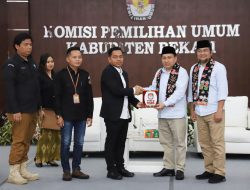 KPU Kabupaten Bekasi Terima Pendaftaran Paslon BN Holik dan Faizal Hafan Farid