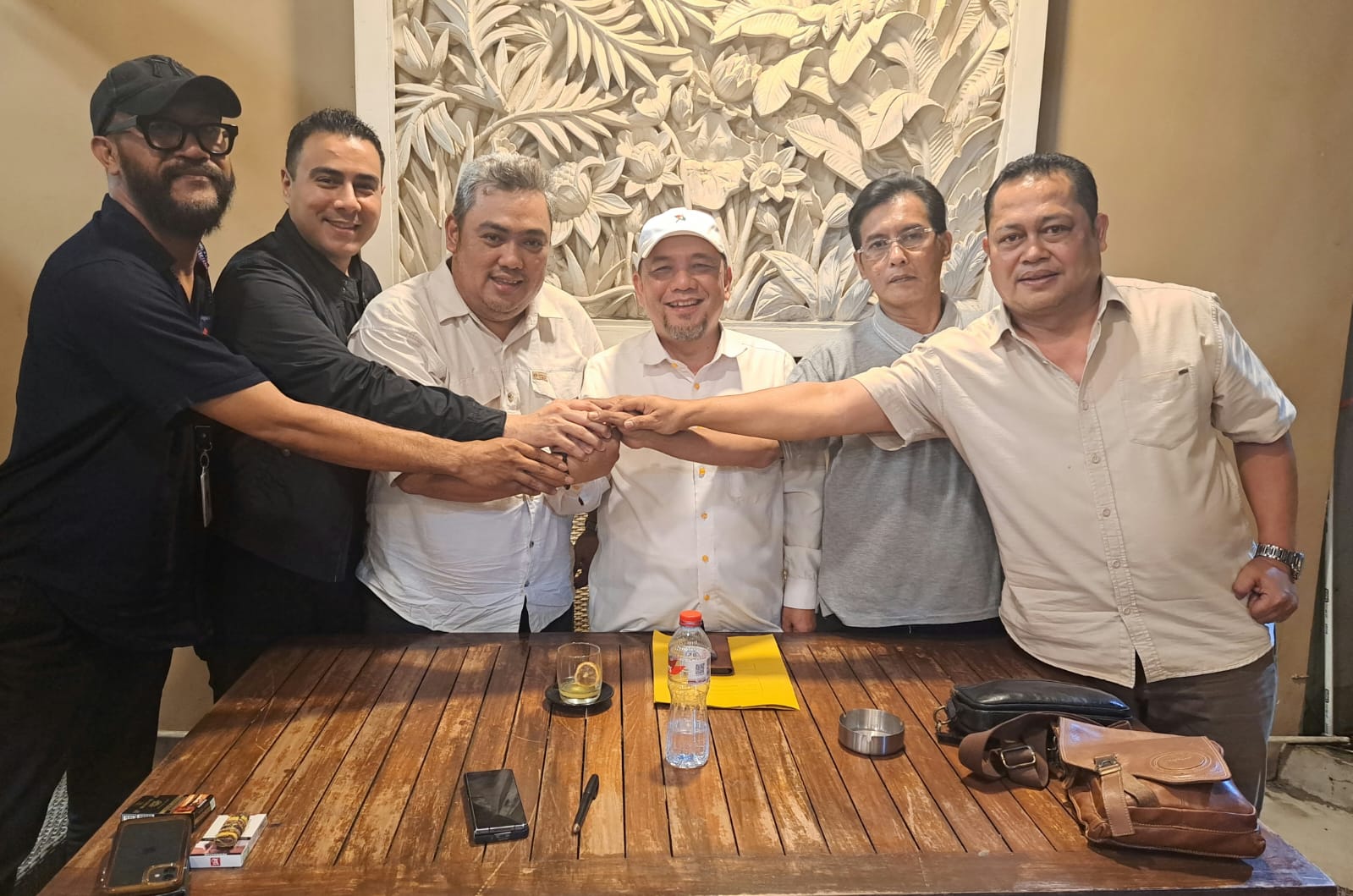 Timur Malaka Kiemas dan Novel Saleh Hilabi saat memberikan dukungan kepada Heri Koswara