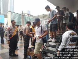 Warga Sambut Antusias, Ditsamapta Polda Metro Jaya Bagikan Makanan Gratis di Area CFD