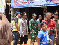 Kapolres Bekasi Kota Dampingi Wakil Presiden RI Kunjungi Lokasi Banjir di Perumahan PGP Bekasi