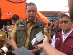 Tinjau Banjir Pondok Gede Permai, Wali Kota Bekasi Pastikan Dapur Umum Berfungsi