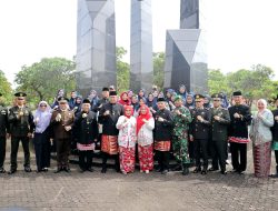 Wakil Wali Kota Bekasi Mengaku Bangga Kenakan Pakaian Adat di HUT ke-28 Kota Bekasi