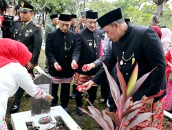 Peringatan HUT ke-28 Kota Bekasi, Tri Adhianto Pimpin Upacara Ziarah dan Tabur Bunga di TMP Bulak Kapal