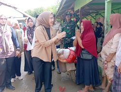 Ketua TP PKK Kabupaten Bekasi Tinjau Lokasi Banjir di Kampung Bojongmangu