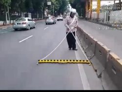 Polisi Gelar Patroli dan Pembersihan Ranjau Paku di Jalan Pejompongan Menuju Tol Semanggi