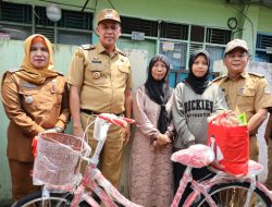 Dukung Usaha dan Kesejahteraan Keluarga, Wali Kota Bekasi Berikan Sepeda Baru kepada Janda Penjual Kue Keliling