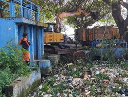 Respon Cepat DLH Kabupaten Bekasi Atasi Penumpukan Sampah di Saluran Irigasi Desa Sukamurni