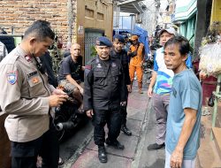 Brimob Polda Metro Jaya Bersama Warga Gelar Kerja Bakti Pasca Kebakaran di Kwitang